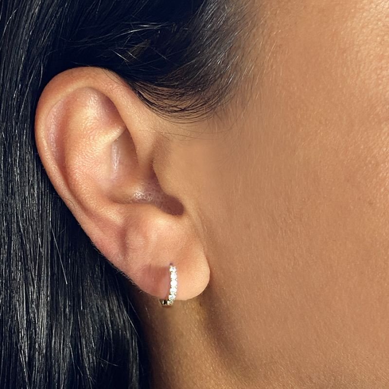 BRINCO ARGOLA TRABALHADA COM SEIS ZIRCÔNIAS