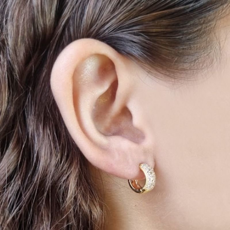 BRINCO DE ARGOLA COM TRÊS FILEIRAS DE ZIRCÔNIAS 1,2CM