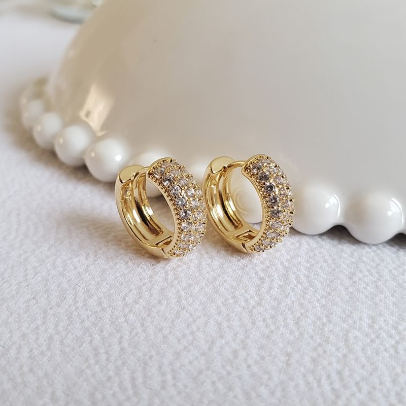 BRINCO DE ARGOLA COM TRÊS FILEIRAS DE ZIRCÔNIAS 1,4CM