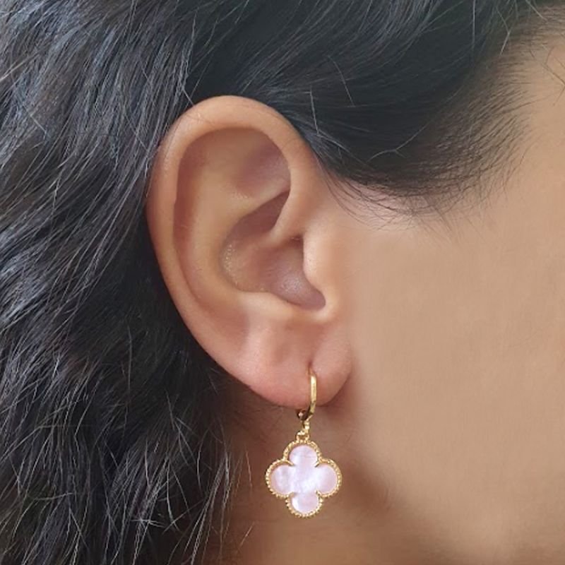 BRINCO DE ARGOLA TREVO DE MADREPÉROLA