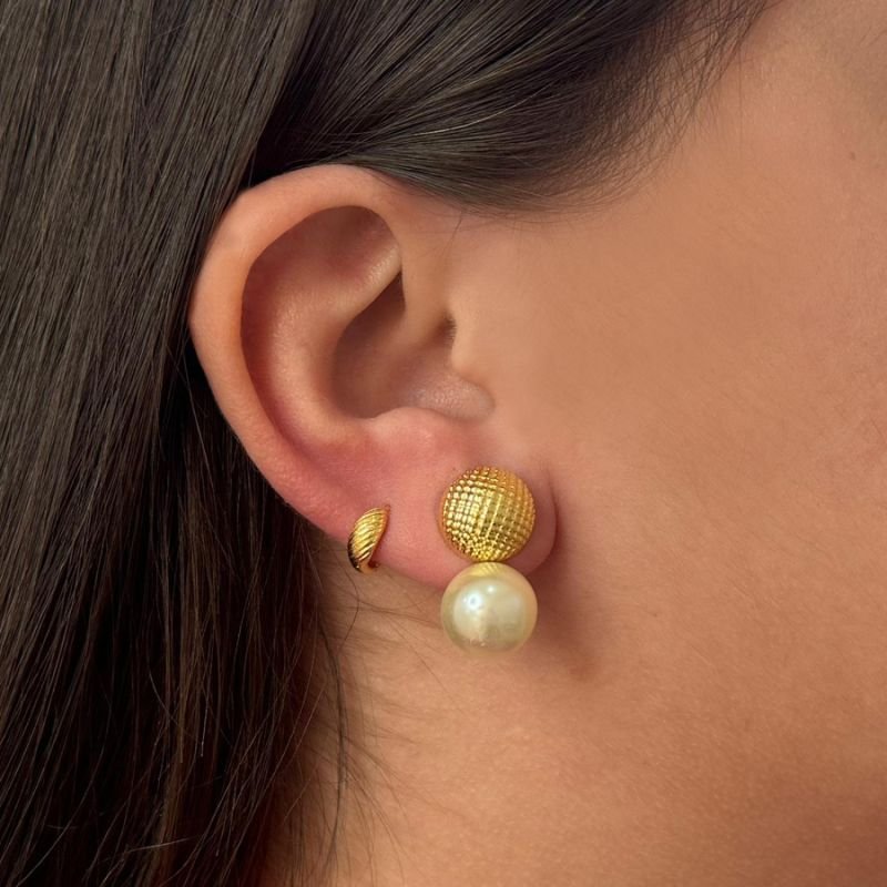 BRINCO MEIA BOLA TRABALHADA COM UMA PÉROLA