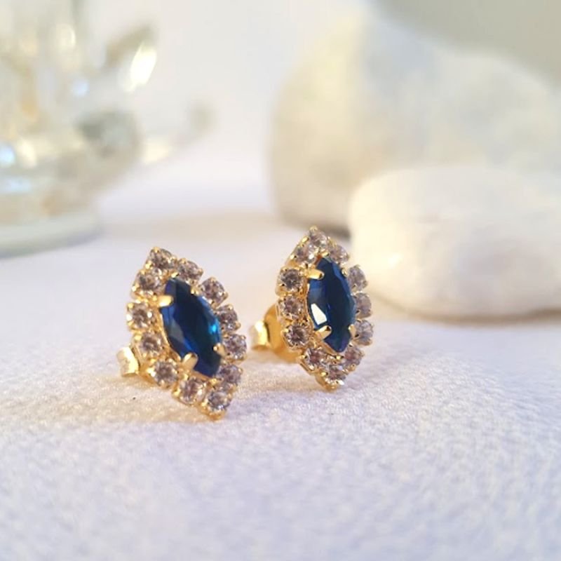 BRINCO OVAL COM STRASS BRANCO E PEDRA 1,4CM