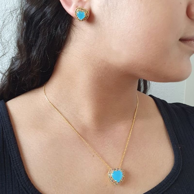 CONJUNTO FEMININO DE CORAÇÃO COM ZIRCÔNIAS EM VOLTA E PEDRA