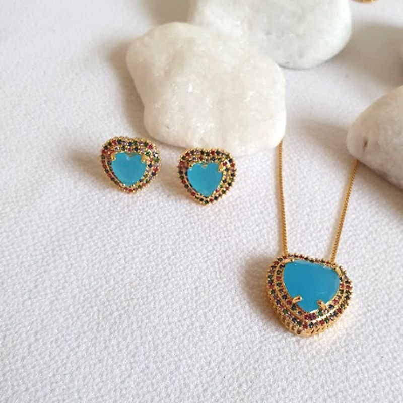 CONJUNTO FEMININO DE CORAÇÃO COM ZIRCÔNIAS EM VOLTA E PEDRA