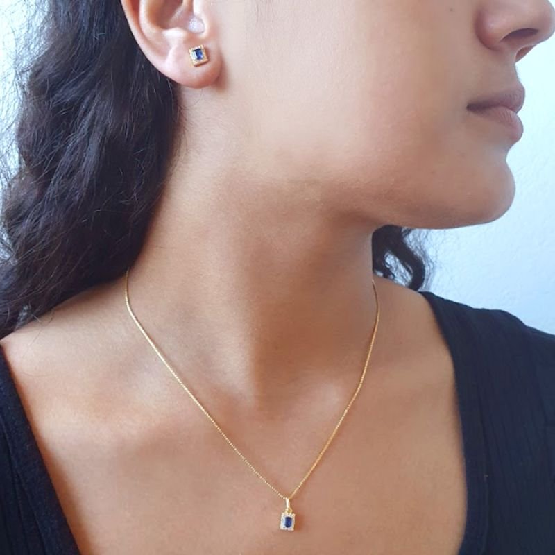 CONJUNTO QUADRADO CRAVEJADO COM PEDRA NO MEIO