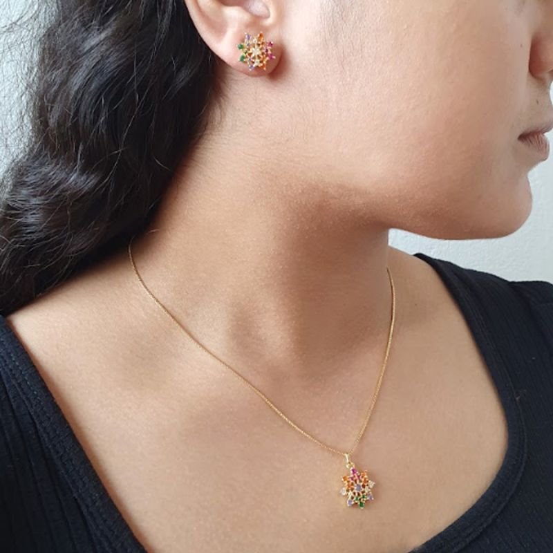 CONJUNTO TRABALHADO COM ZIRCÔNIAS COLORIDAS