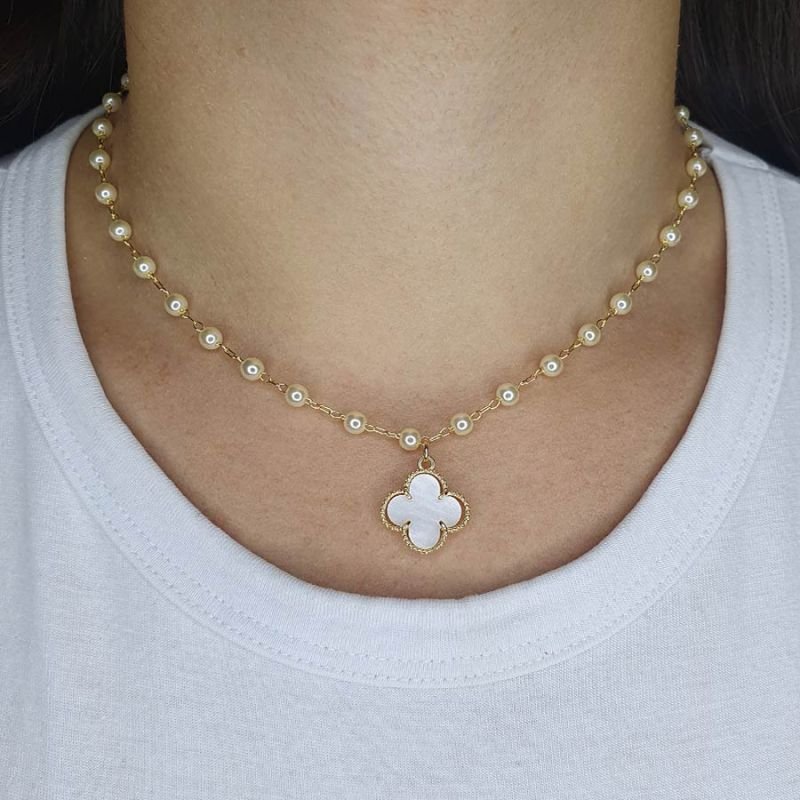 CORRENTE FEMININA DE PÉROLAS E COM UM TREVO