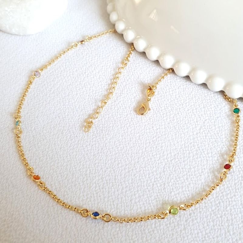 CORRENTE INFANTIL COM PEDRAS PEQUENAS COLORIDA ELO PORTUGUÊS