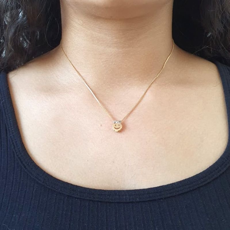 PINGENTE CARINHA FELIZ DE MENINA COM APLIQUE DE RÓDIO