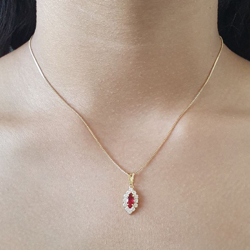 PINGENTE COM PEDRA OVAL E STRASS EM VOLTA