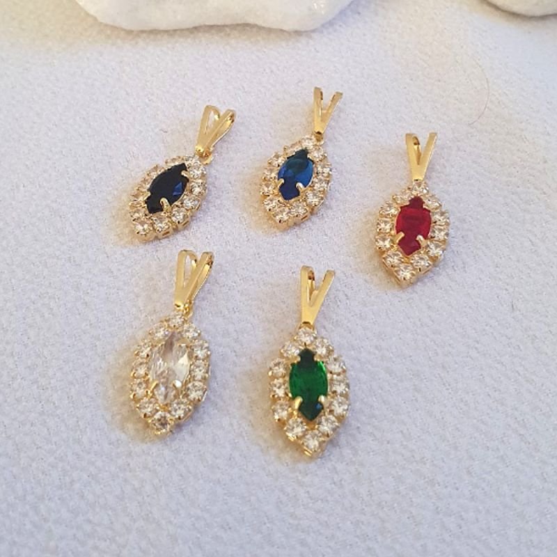 PINGENTE COM PEDRA OVAL E STRASS EM VOLTA