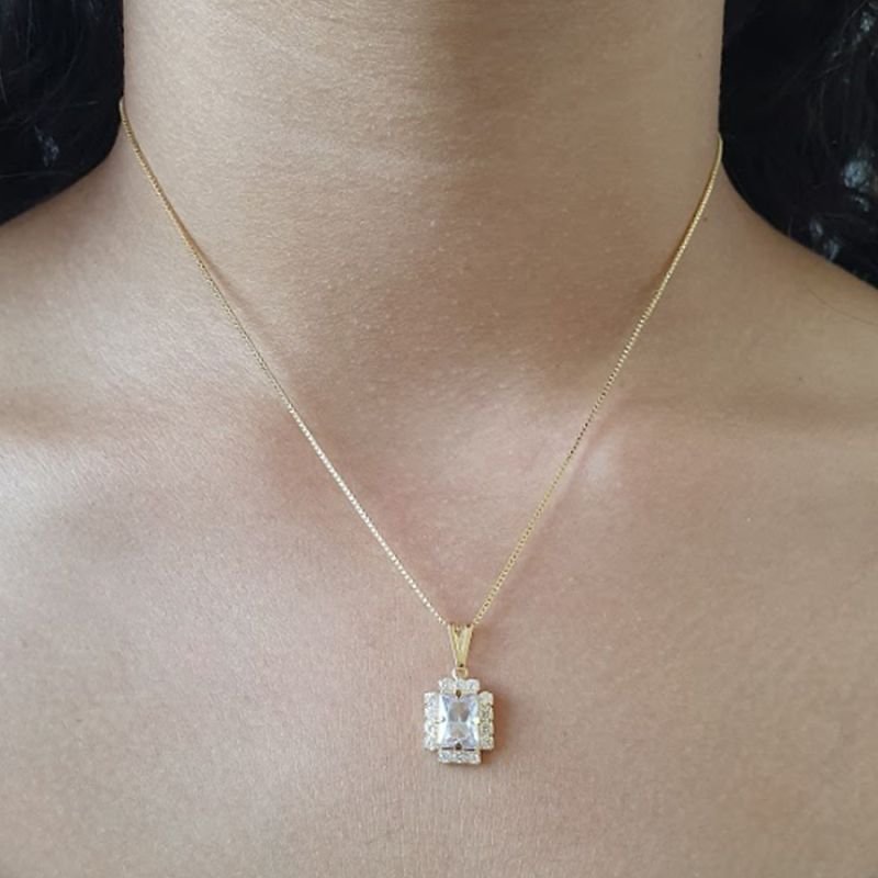PINGENTE COM PEDRA QUADRADA NO MEIO E STRASS EM VOLTA