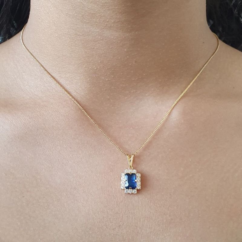 PINGENTE COM PEDRA QUADRADA NO MEIO E STRASS EM VOLTA