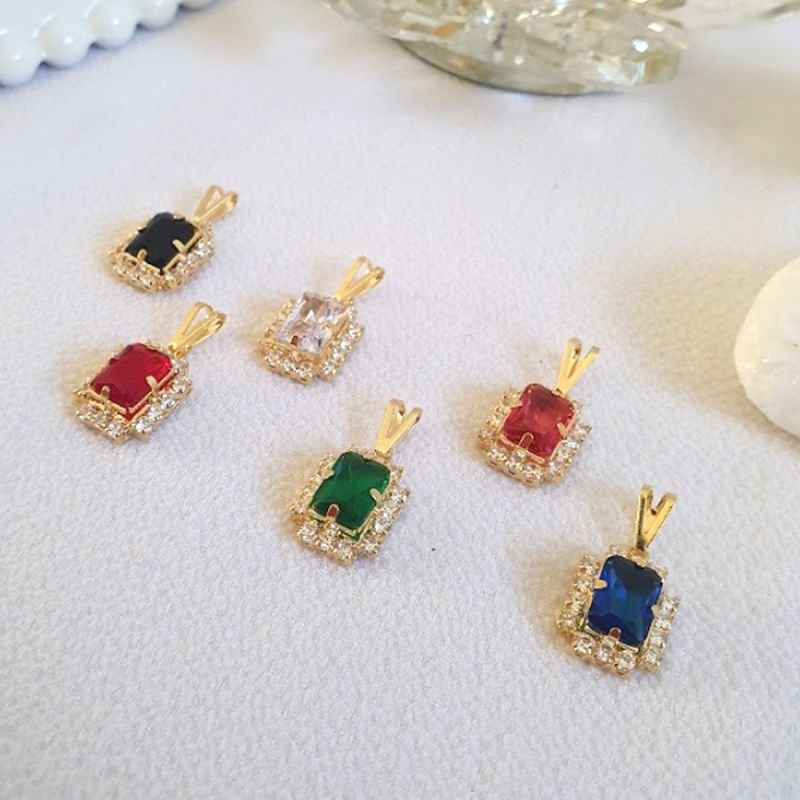 PINGENTE COM PEDRA QUADRADA NO MEIO E STRASS EM VOLTA