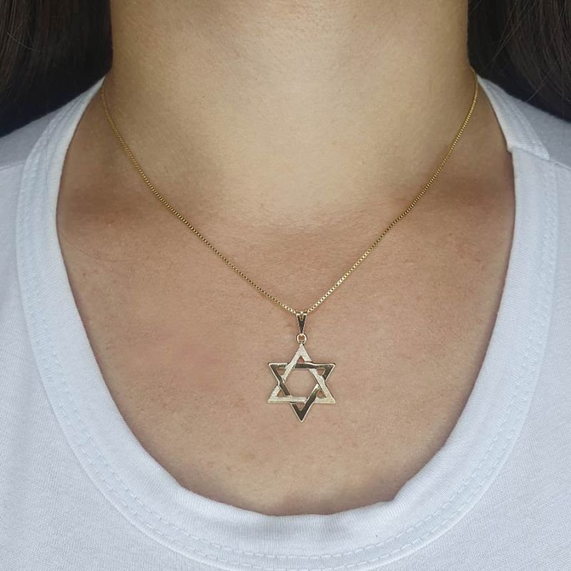 PINGENTE ESTRELA DE DAVI LISA E TRABALHADA