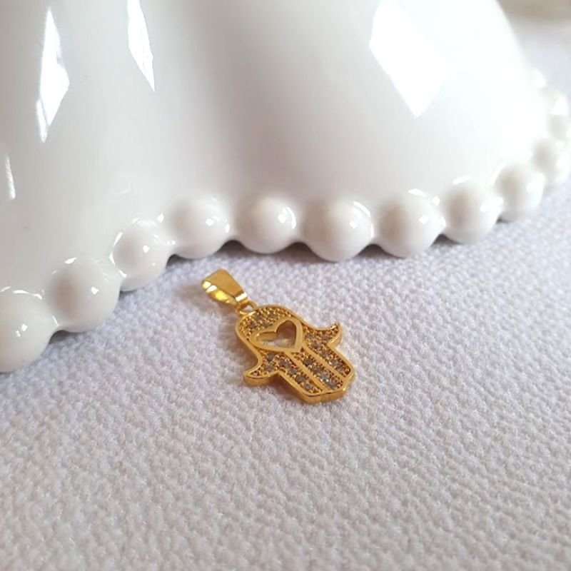 PINGENTE MÃO DE FÁTIMA COM ZIRCÔNIA E UM CORAÇÃO