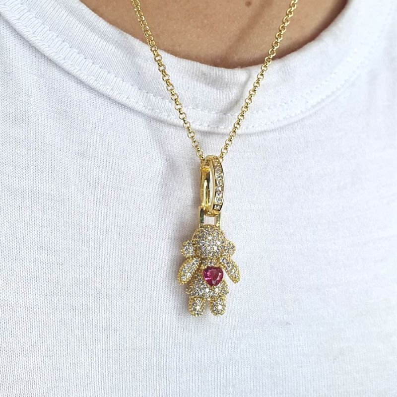 PINGENTE MENINA CRAVEJADA COM CORAÇÃO NO MEIO