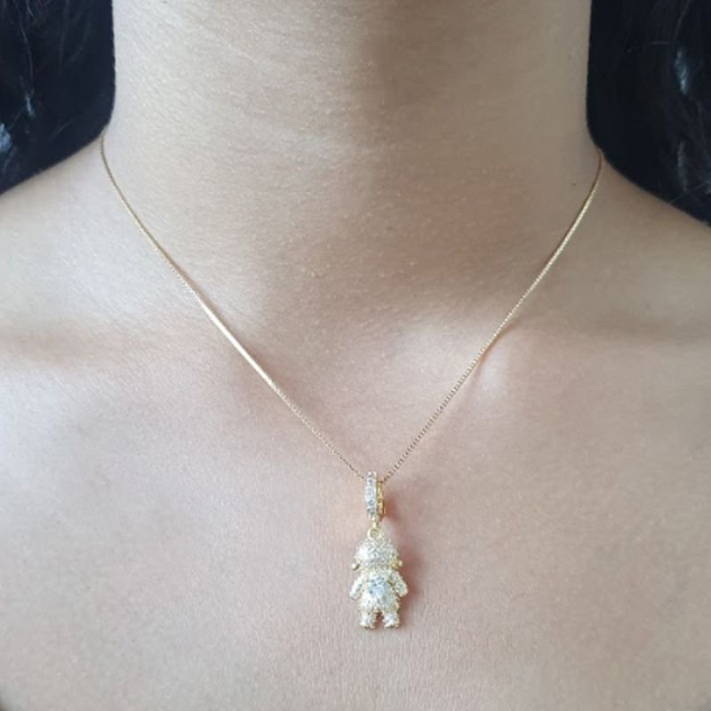 PINGENTE MENINA CRAVEJADA COM UM CORAÇÃO NO MEIO