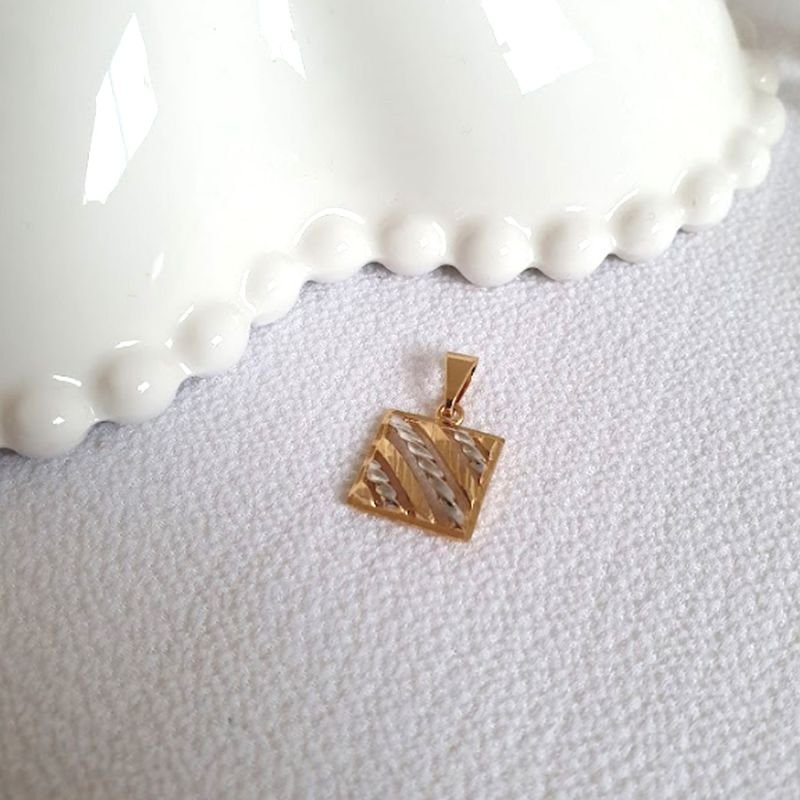 PINGENTE QUADRADO VAZADO COM APLIQUE DE RÓDIO