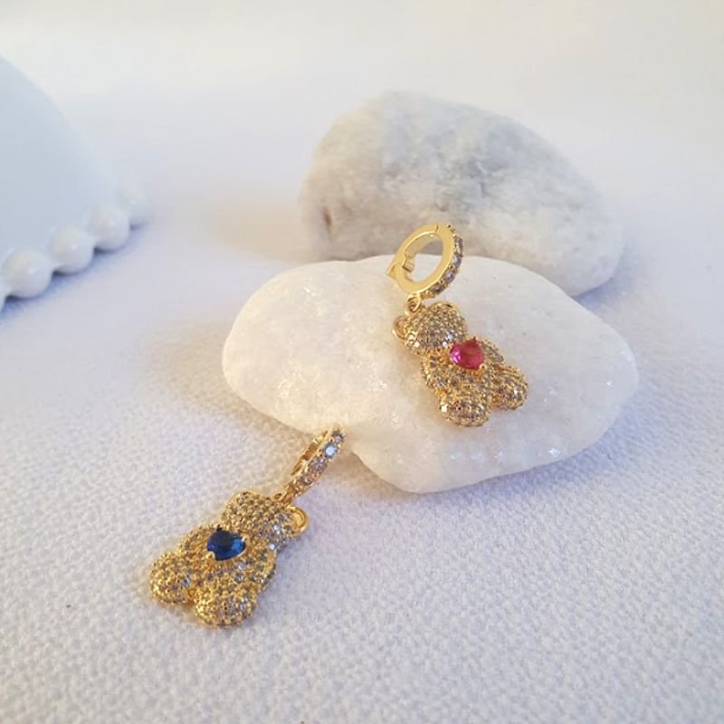 PINGENTE URSO CRAVEJADO COM UM CORAÇÃO NO MEIO