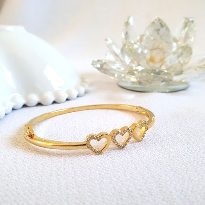PULSEIRA FEMININA BRACELETE COM TRÊS CORAÇÃO COM ZIRCÔNIAS
